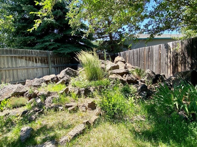 Building Photo - 3BR single-level rancher in SE Bend with large fully-fenced backyard