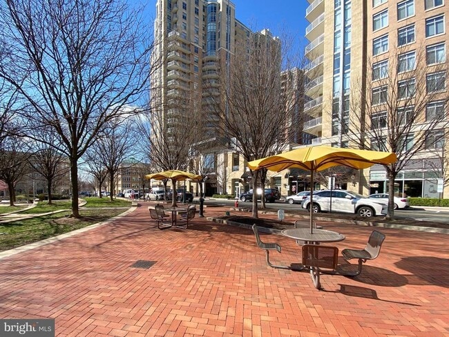 Building Photo - 1700 Lake Shore Crest Dr