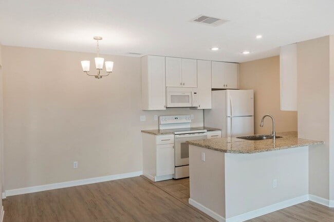 Building Photo - Beautiful LAKEFRONT Condo in Lake Mary ~ New Kitchen, New Flooring, Gated Community!