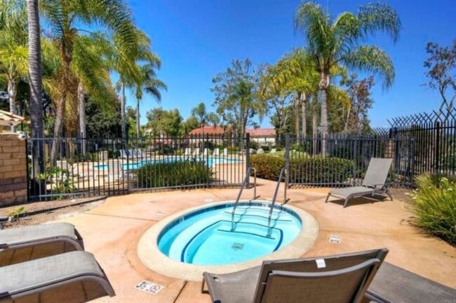 Building Photo - Beautiful 4Br/2.5Ba Home With Private Yard In Shadowridge!!