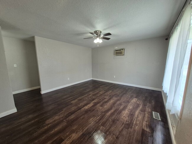 Building Photo - Cozy Ranch Home