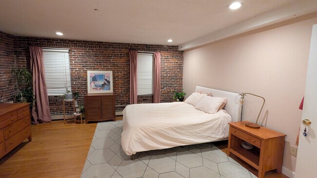 Building Photo - 105 W Merrimack St