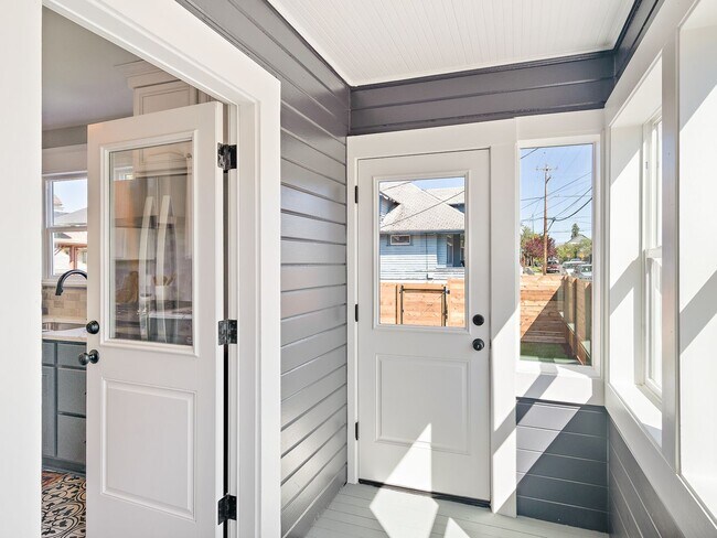 Building Photo - Gorgeous, updated 3-bdr Vernon bungalow w/...