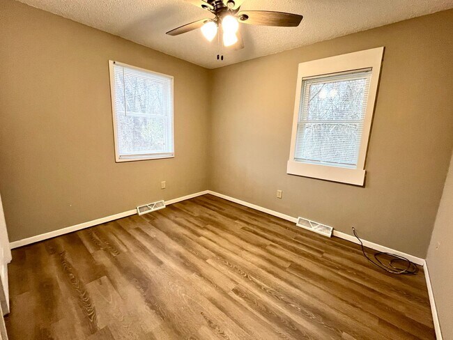 Building Photo - 1467 Valley View Dr