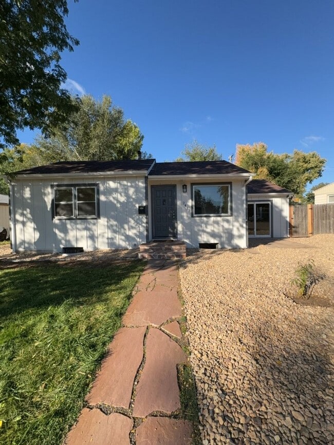Building Photo - Beautifully Updated 3 Bedroom 2 Bath Home ...