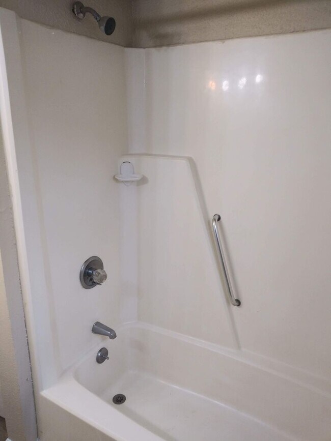 Building Photo - Spacious Two Bedroom Apartment near Oceana