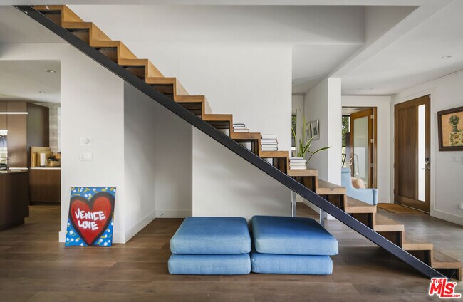 Building Photo - 814 Crestmoore Pl