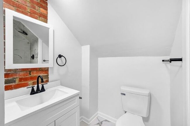 Building Photo - Stunning 5 Bed, 2 Bath Euclid Ohio!