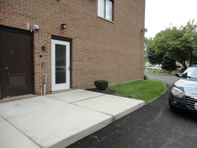 Building Photo - 1110 Chalet Dr