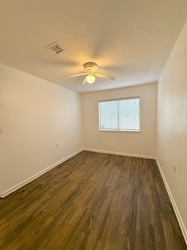 Building Photo - Now available! Charming 2 bed / 1 bath condo in a prime Tallahassee location.