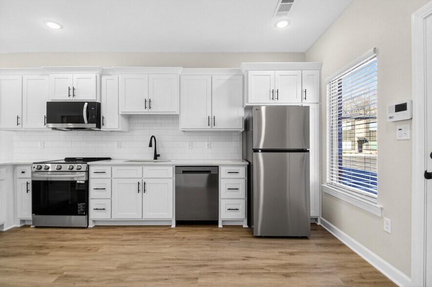 Building Photo - 201 E 17th St