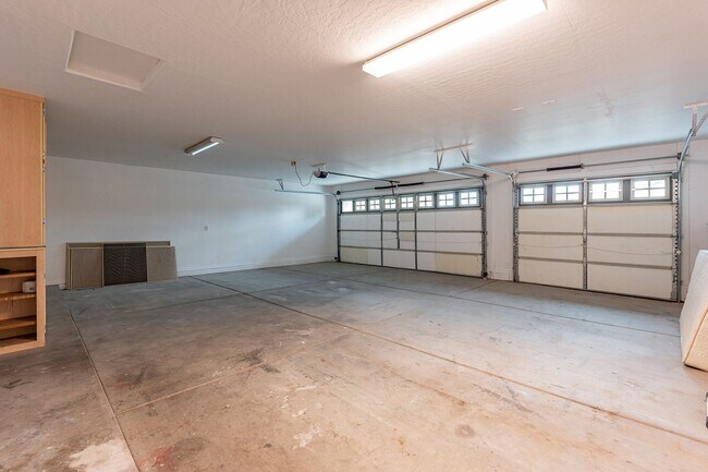 Building Photo - 4 Bedroom, 2.5 Baths with Private Pool!