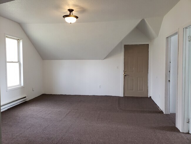 Building Photo - 913 20th Ave SE