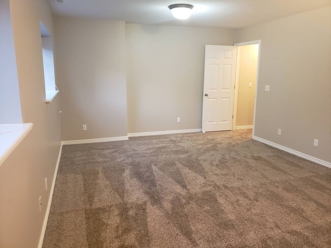 Building Photo - Beautiful 6 Bed 3 bath in Springville!!