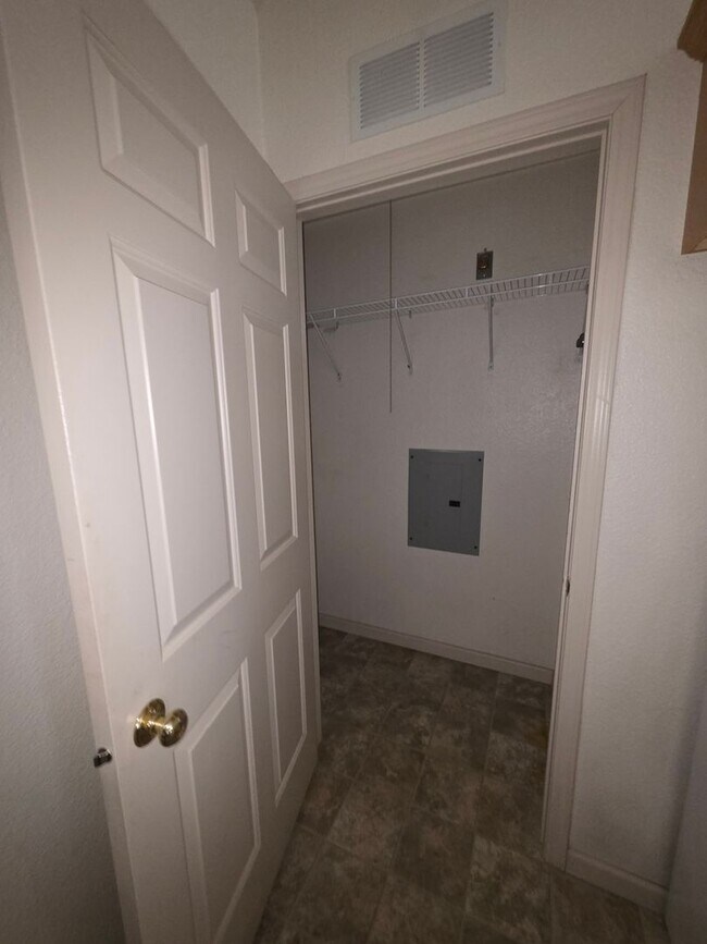 Building Photo - Discover your dream Townhome in Manitowoc!