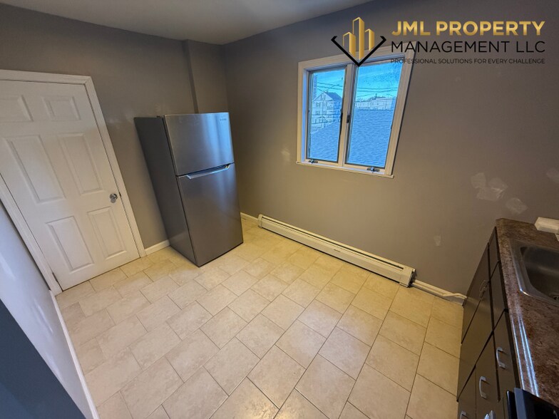 Building Photo - 834 Eastern Ave