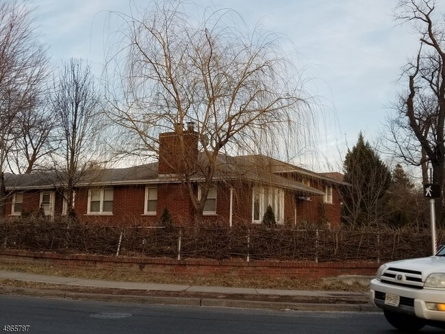 Building Photo - 1789 Vauxhall Rd