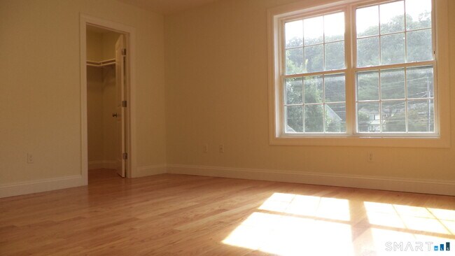 Building Photo - 33 Maple Ave