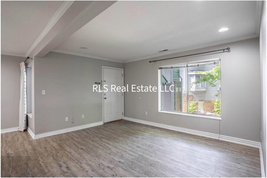 Building Photo - 1547 N Riverside Ave