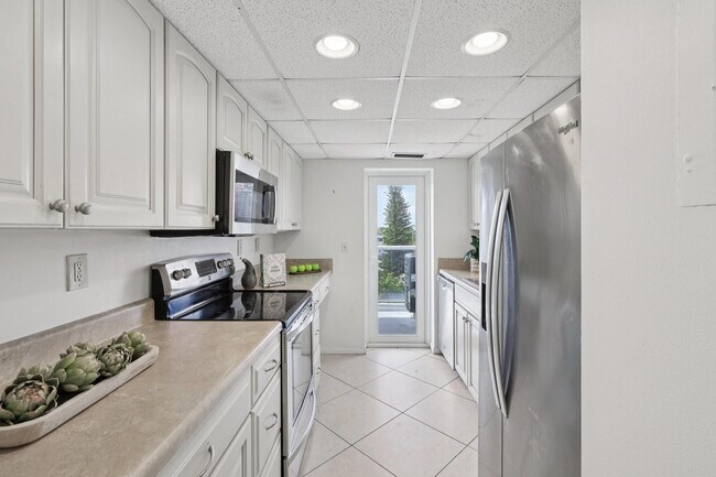 Building Photo - 2701 N Ocean Blvd