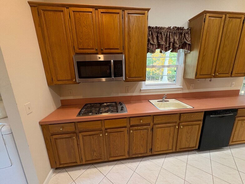 Building Photo - 7 Timber Ridge Dr