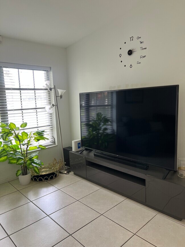 Living room - 11758 SW 108th Ln