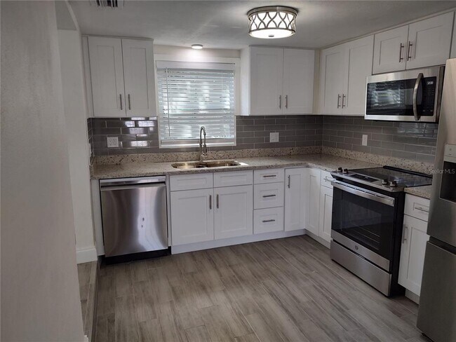 Building Photo - 301 Mystic Lake Dr N