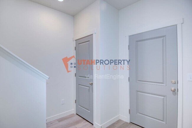 Building Photo - 967 W 540 S