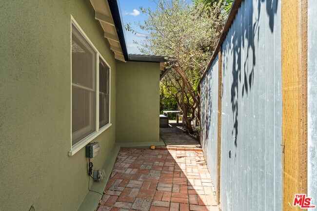 Building Photo - 608 Woodlawn Ave