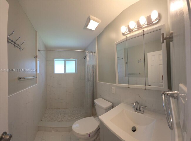 Building Photo - 2504 NW 9th Ln