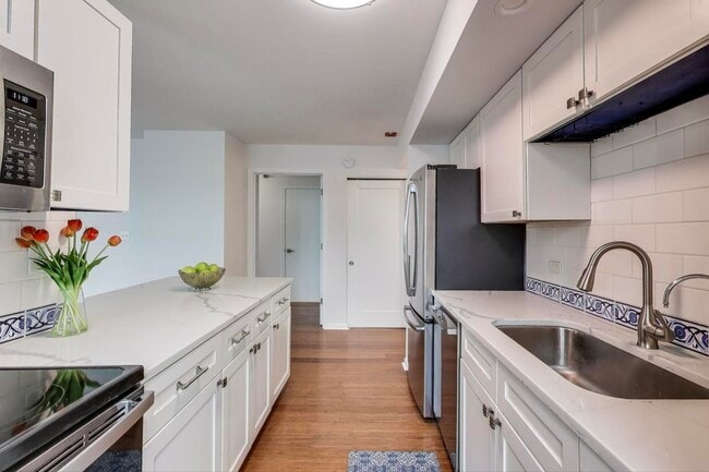 Building Photo - 345 N La Salle Dr