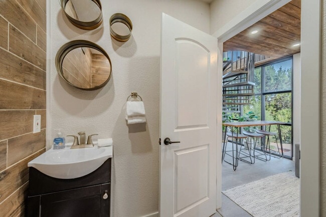 Building Photo - 736 W Rider Dr