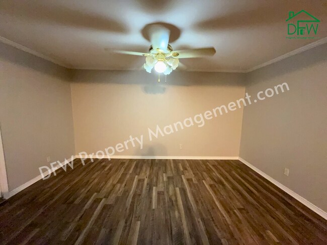 Building Photo - Charming 3-Bedroom Home with Sunroom & Spacious Backyard in Irving!