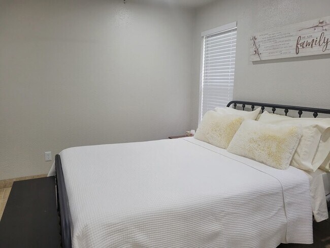 Building Photo - 5526 Excalibur Dr