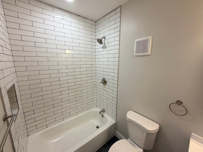 Building Photo - 3 E Overlea Ave