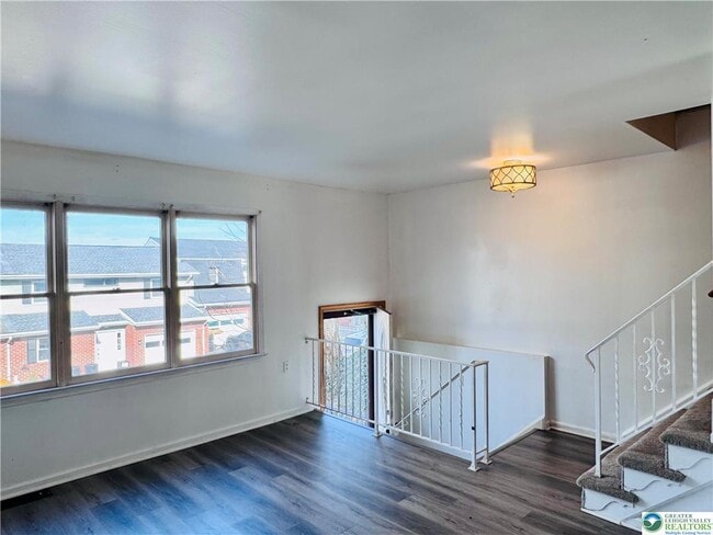 Building Photo - 235 Vista Dr