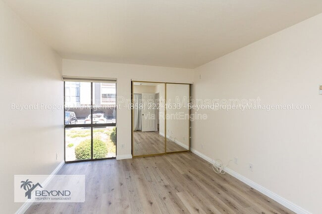 Building Photo - 6924 Hyde Park Dr