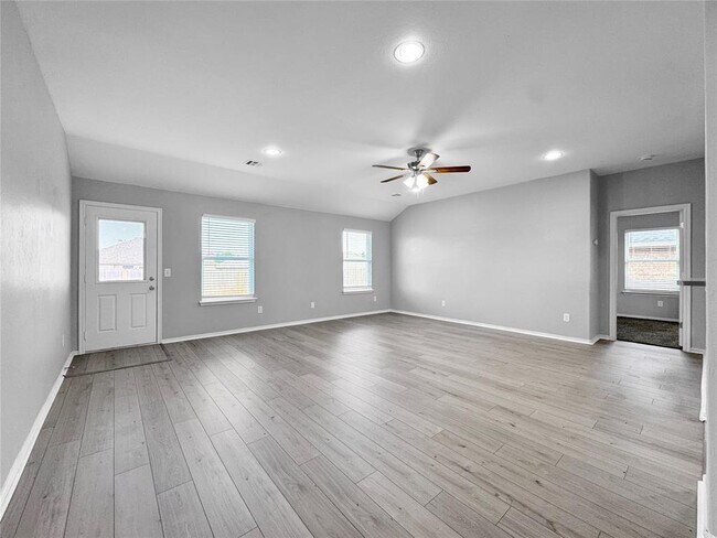 Building Photo - 2717 Sugar Pne Dr