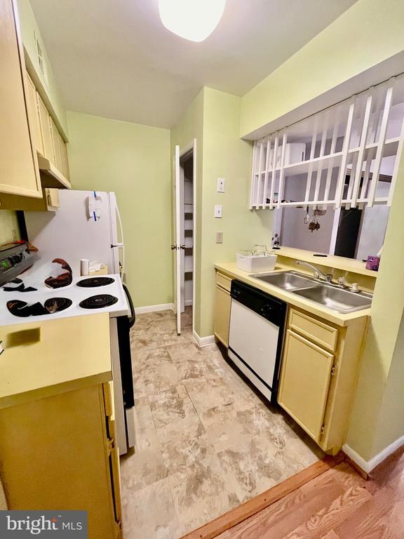 Building Photo - 5806 Royal Ridge Dr