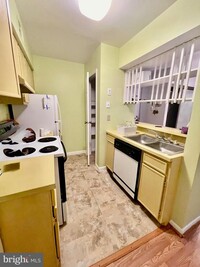 Building Photo - 5806 Royal Ridge Dr