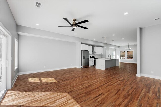 Building Photo - 2150 Essex Ave SW