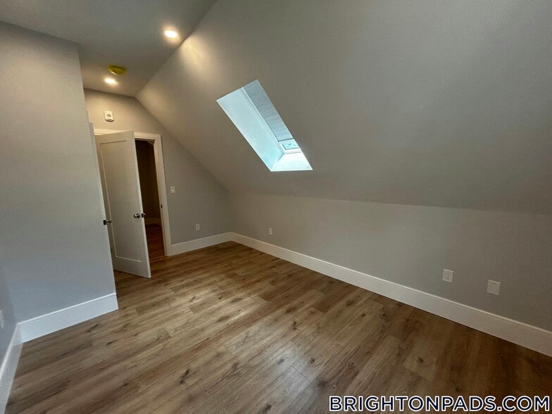 Building Photo - 124 Kenrick St
