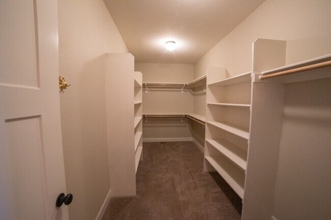 Building Photo - Beautiful Canby Custom Home!