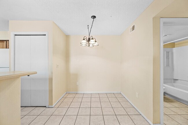 Building Photo - 533 W Guadalupe Rd