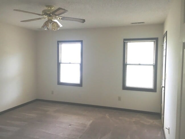 Building Photo - Hoggard school district, 6 Bedrooms, 2 Car...