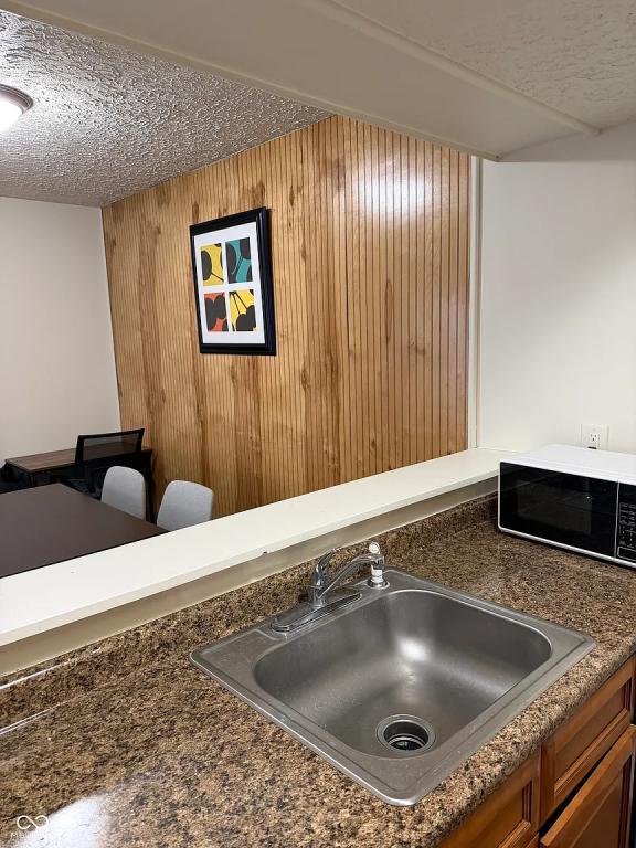 Building Photo - 9861 Royce Dr