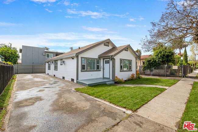 Building Photo - 2920 Alsace Ave