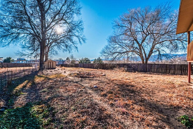 Building Photo - 5 bedrooms ,2 bathrooms and on 0.32 acres for rent