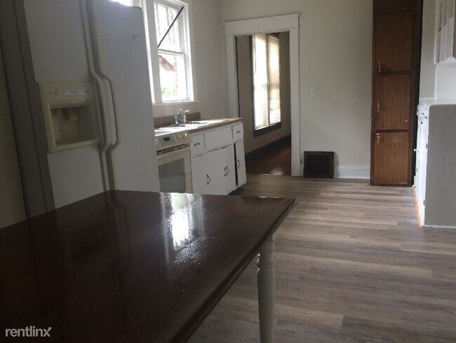 Building Photo - 2 br, 1 bath House - 617 East Moulton street