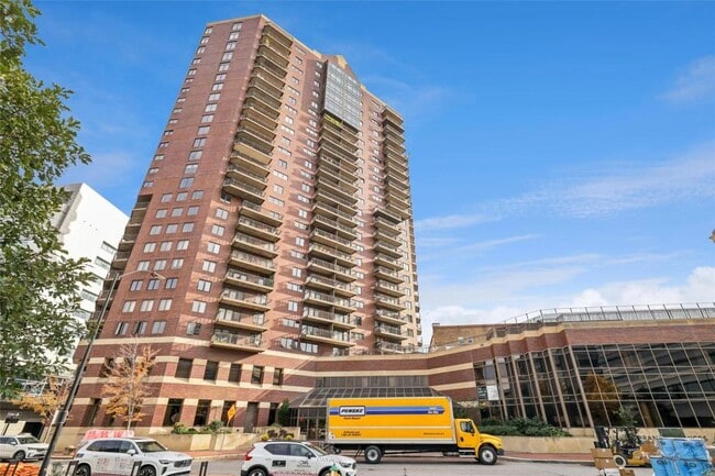 Building Photo - 300 Walnut St